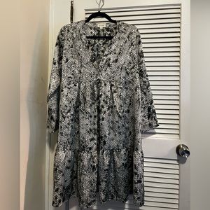 Velzera mini dress/tunic in silver and black print